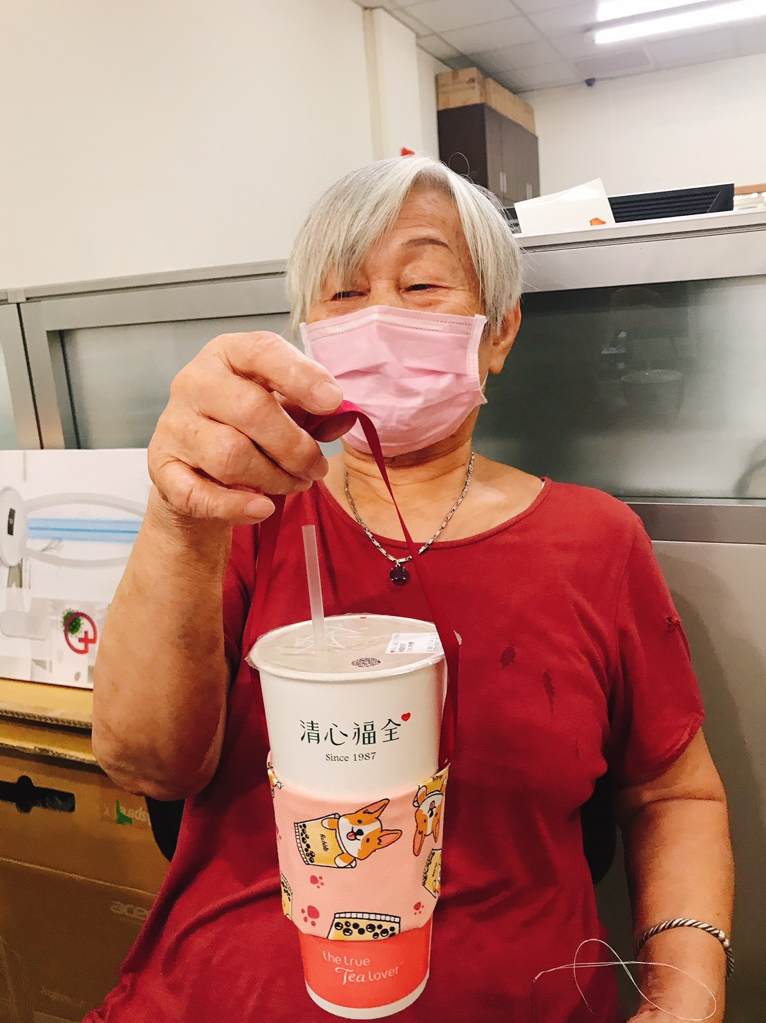 嶺東樂齡大學吳游淑美學員開心的與今日線上教學完成的手工環保杯袋合影。 嶺東科大/提供