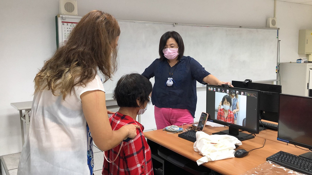 嶺東樂齡大學線上視訊教學，讓業師也多了不同教學經驗，可運用在別的教學領域。 嶺東科大/提供