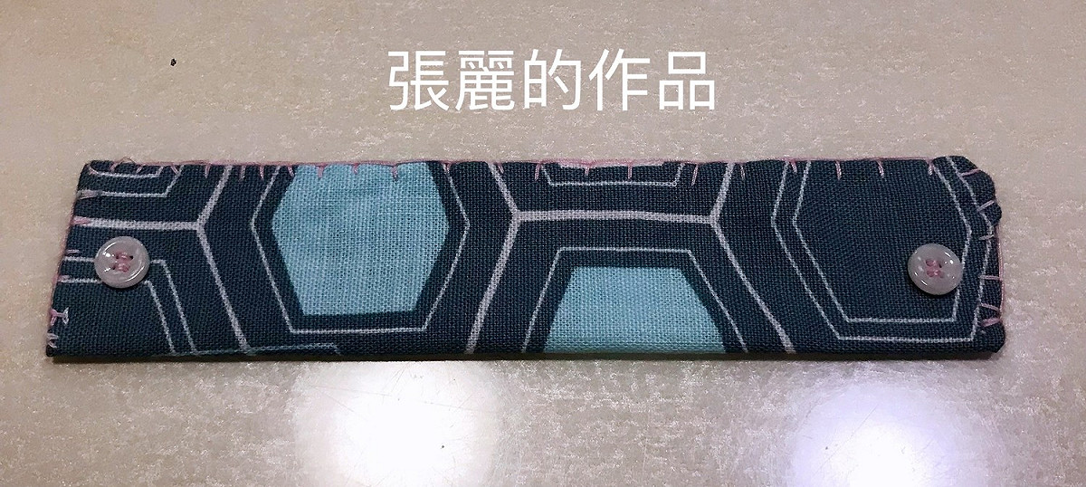 學員上傳作品，運用軟體加註文字說明。 嶺東科大/提供