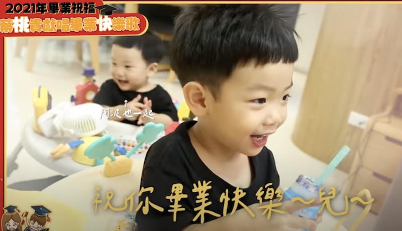 蔡桃貴為畢業生獻上歌曲祝福。 圖：翻攝Youtube/蔡阿嘎