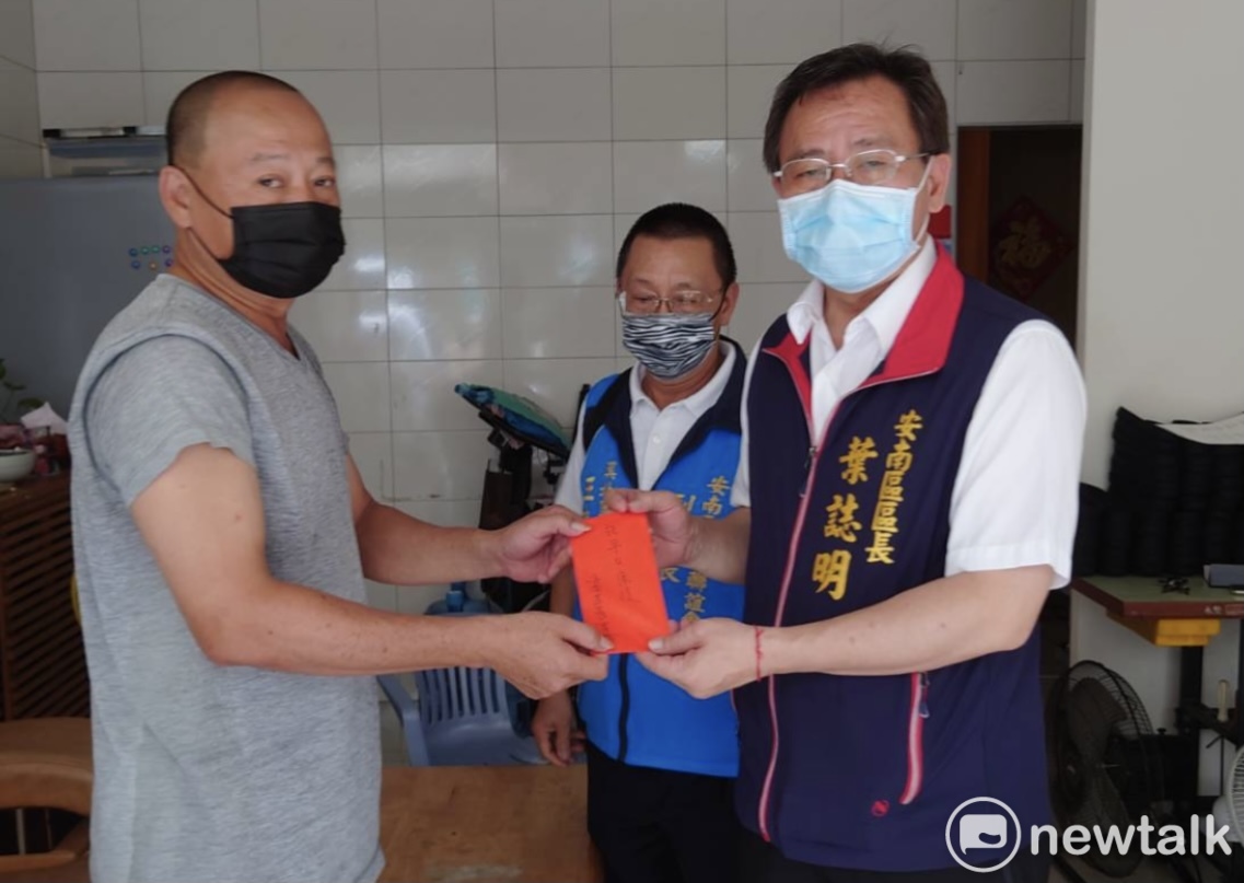 台南市安南區溪北里傳出1名周姓老翁於16日接種疫苗返家後，隔天身體不適跌倒受傷住院，黃偉哲獲悉後立即指示安南區長葉誌明前往周姓民眾家中關心及提供相關協助，並致贈慰問金。 圖：台南市政府提供