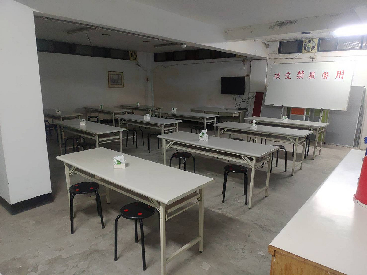 經發局企業防疫稽查，查獲企業員工餐廳未採隔板及梅花座 圖：新北市經發局提供