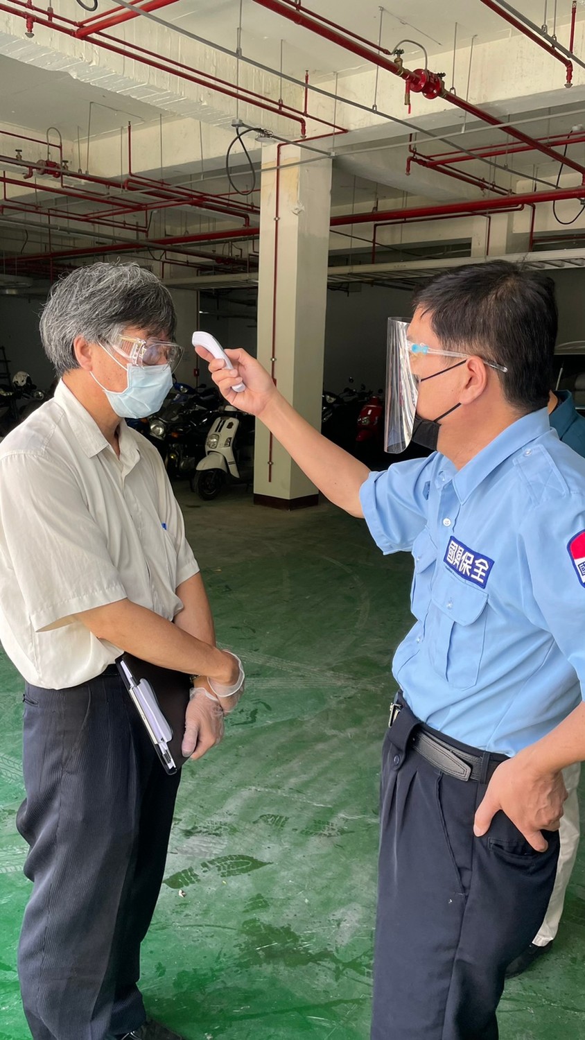 稽查兆利時量測體溫 圖：新北市經發局提供