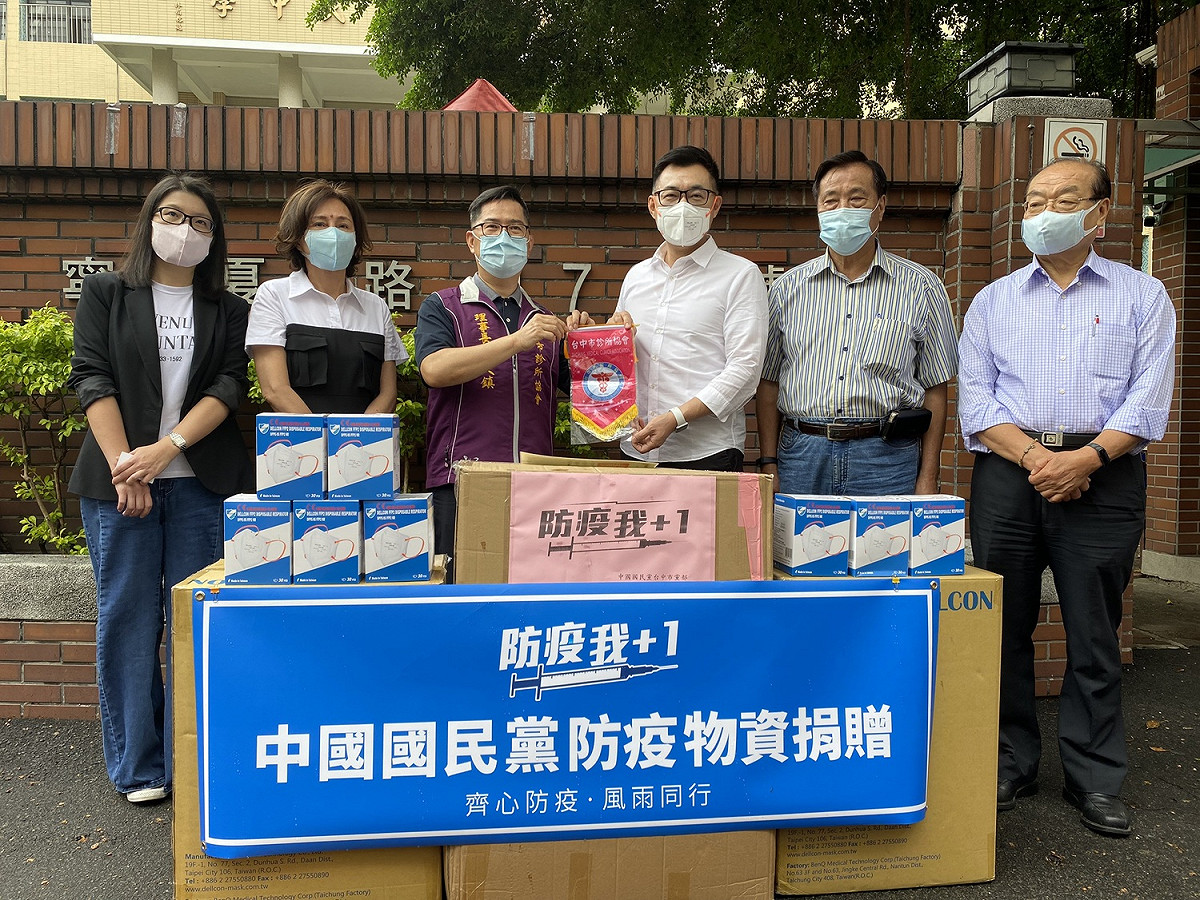 國民黨主席江啟臣至台中市致贈防疫物資予大台中診所協會及台中市診所協會。 國民黨/提供