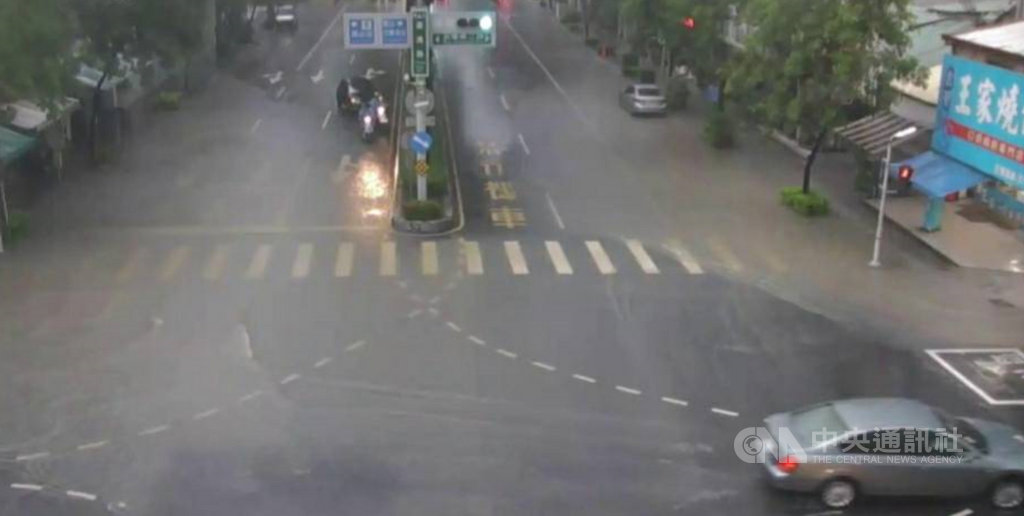 高雄市20日清晨強降雨，鳳山區澄清路部分路段有10至20公分積淹水。（民眾提供） 圖/中央社