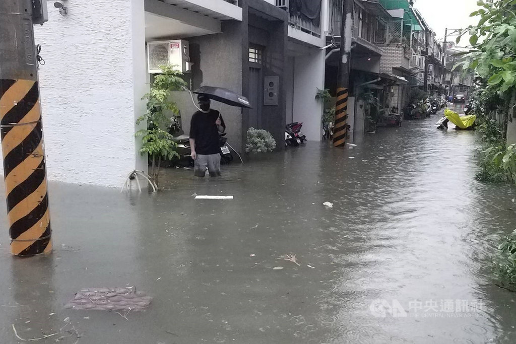 台南市部分地區20日凌晨出現雷雨，永康區一處巷弄疑因附近有排水工程正在進行，影響雨水宣洩速度，導致路面積水最深處接近成人膝蓋高度。（成功里長曾文俊提供） 圖/中央社