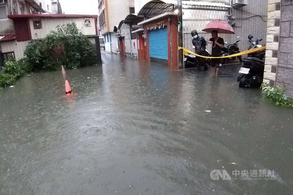 台南市部分地區20日凌晨出現雷雨，造成永康區一處巷弄積水，警方獲報前往拉上封鎖線。（成功里長曾文俊提供） 圖/中央社