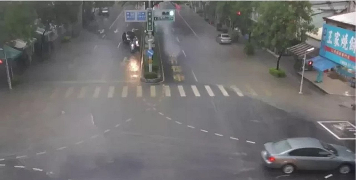 南投、屏東、高雄列淹水一級警戒。（圖為高雄市鳳山行政中心前道路積淹水） 圖：高雄市水利局／提供