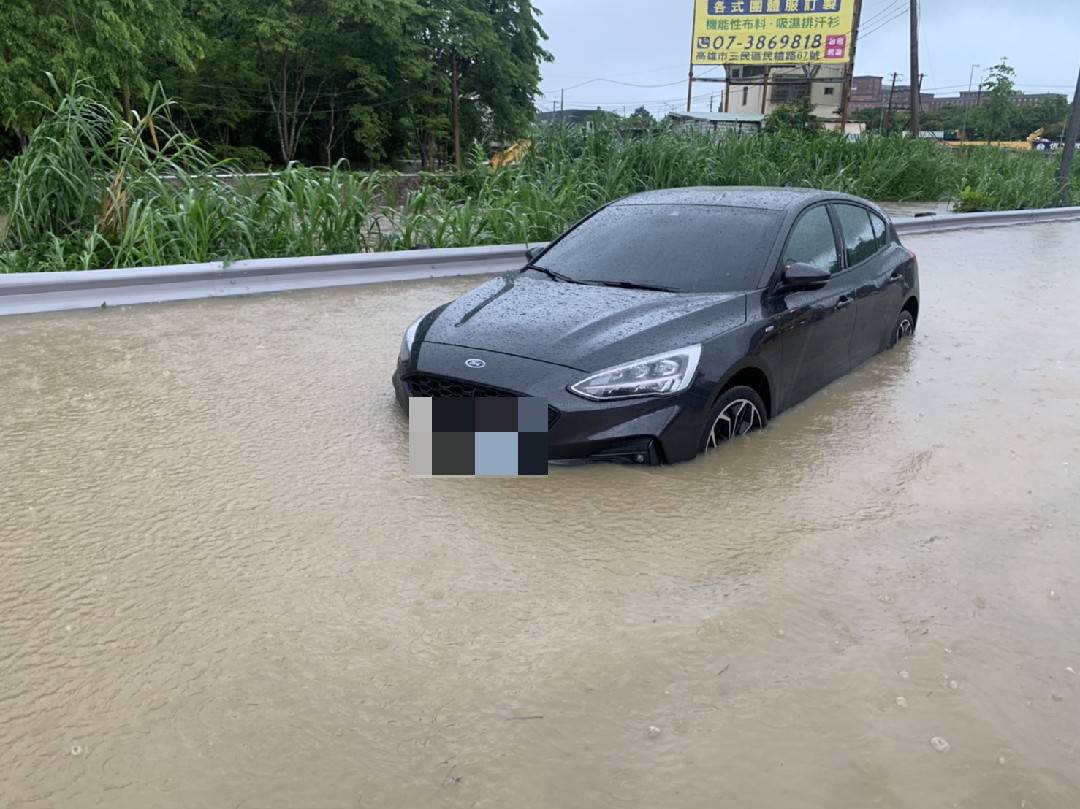 今（20日）上午燕巢區義大醫院往國道十號方向路面積水，消防局緊急出動救助受困孕婦。 圖 : 高雄市消防局/提供