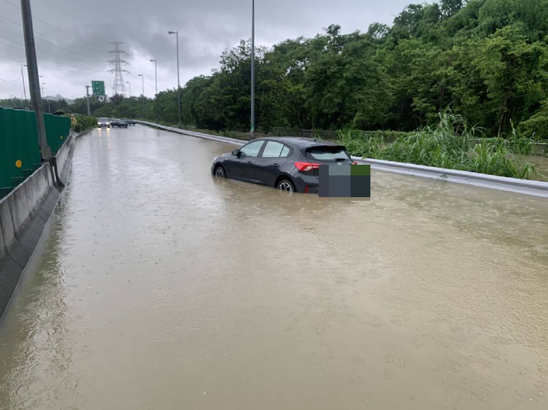 今（20日）上午燕巢區義大醫院往國道十號方向路面積水，消防局緊急出動救助受困孕婦。 圖 : 高雄市消防局/提供