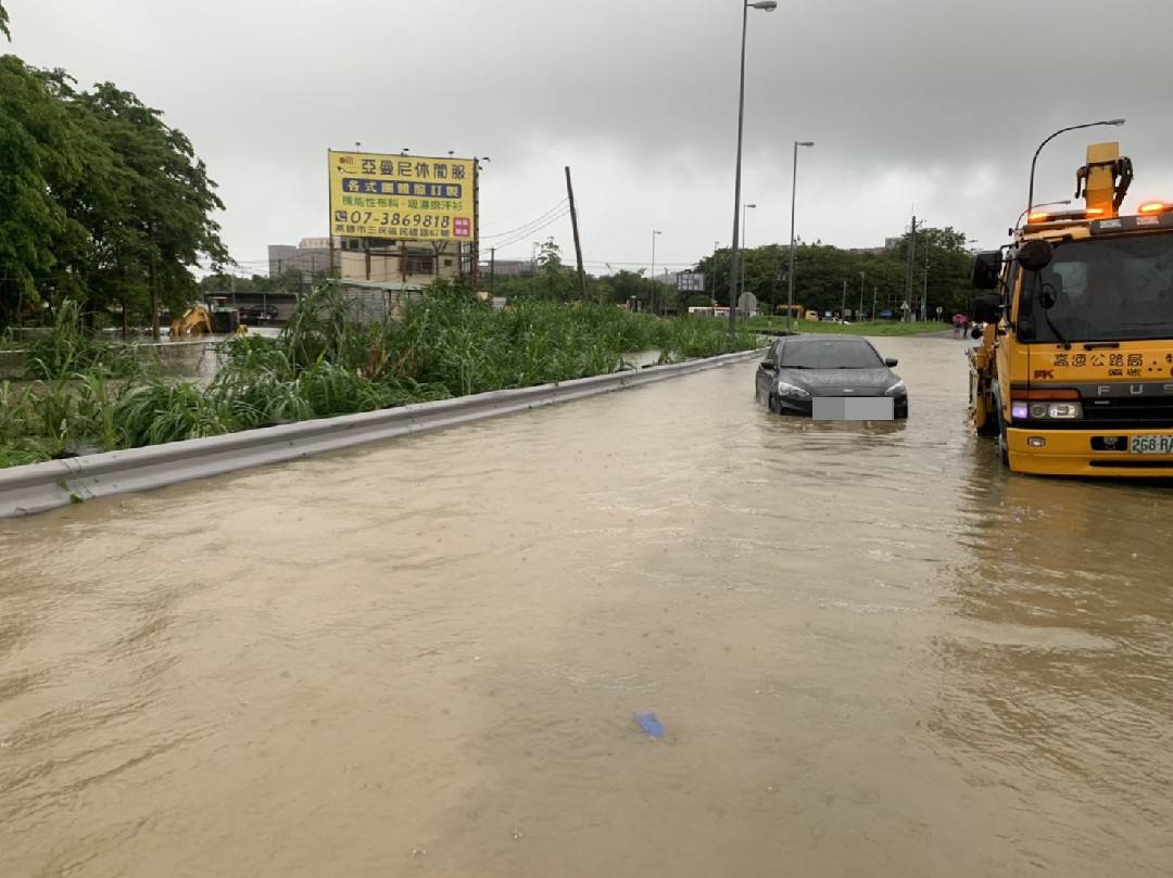今（20日）上午燕巢區義大醫院往國道十號方向路面積水，消防局緊急出動救助受困孕婦。 圖 : 高雄市消防局/提供