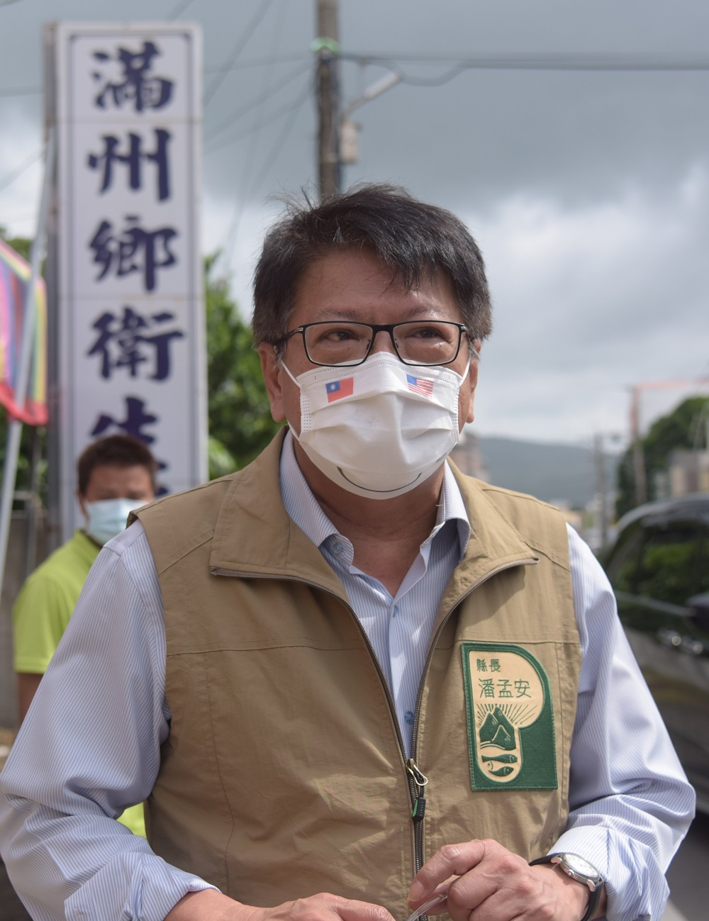 屏東縣長潘孟安戴上「台美微笑口罩」視察疫苗注射站。 圖：屏東縣政府提供