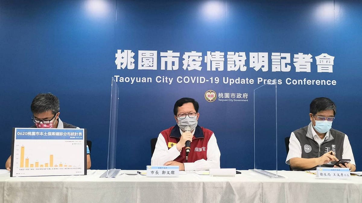 鄭文燦說明國軍桃園總院群聚感染事件，今新增9名確診個案。 圖：桃園市政府／提供