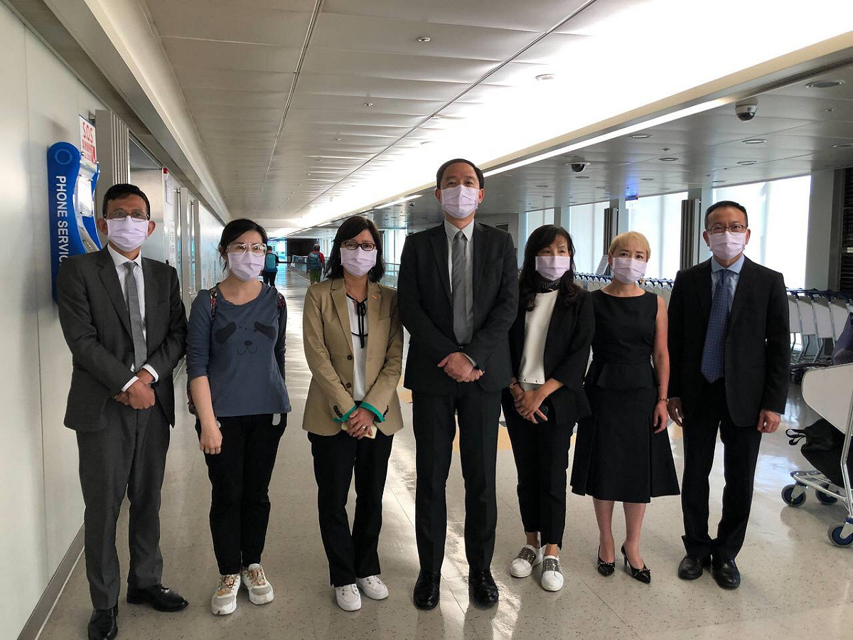 因港府對台駐港辦人員簽證設置不合理政治條件，要求簽署「一中承諾書」，致台灣派駐人員無法續留及赴任。7名官員下午3時30分返抵國門。 圖：翻攝大陸委員會臉書