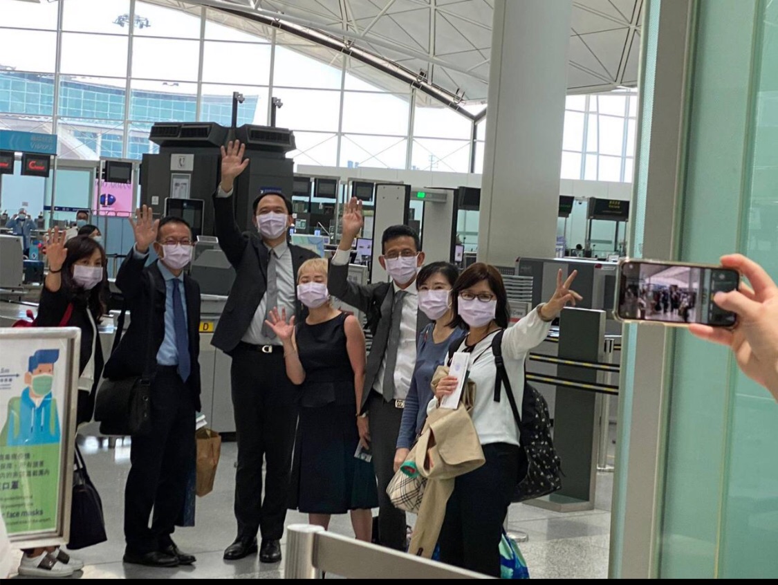因港府對台駐港辦人員簽證設置不合理政治條件，要求簽署「一中承諾書」，致台灣派駐人員無法續留及赴任。7名官員下午3時30分返抵國門。 圖：翻攝大陸委員會臉書