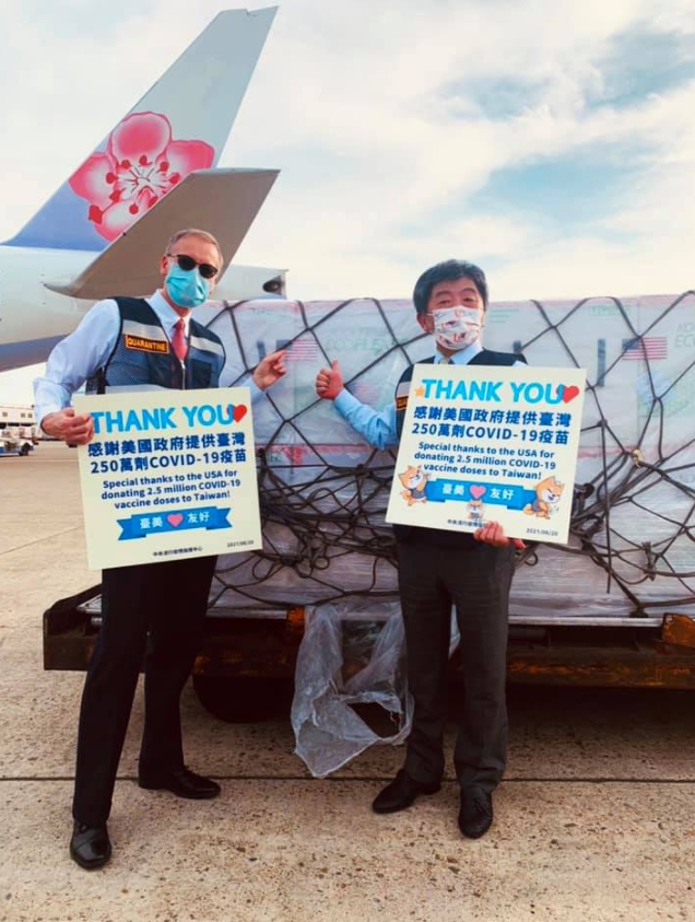 衛福部長陳時中與美國在台協會（AIT）處長酈英傑在桃園機場一同迎接美國捐贈的250萬劑莫德納疫苗。 圖 : 翻攝自蘇貞昌臉書