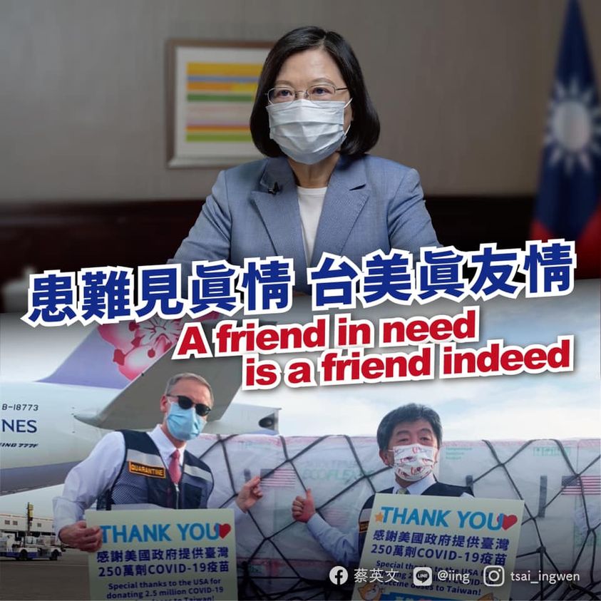 蔡總統晚間透過臉書發文，感謝衛福部長陳時中和美國在台協會（AIT）處長酈英傑下午前往機場確認250萬劑疫苗順利抵達台灣。 圖：取自蔡英文臉書