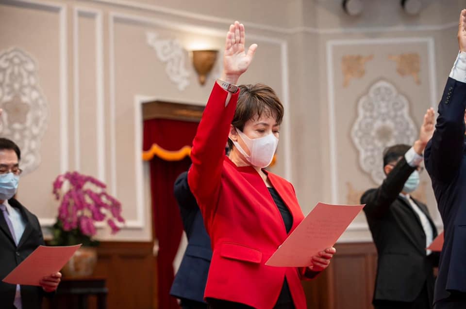 駐美代表蕭美琴（穿紅衣者）2020年7月接下重任，前往美國華府致力台美關　係推進。 圖：翻攝自蕭美琴臉書