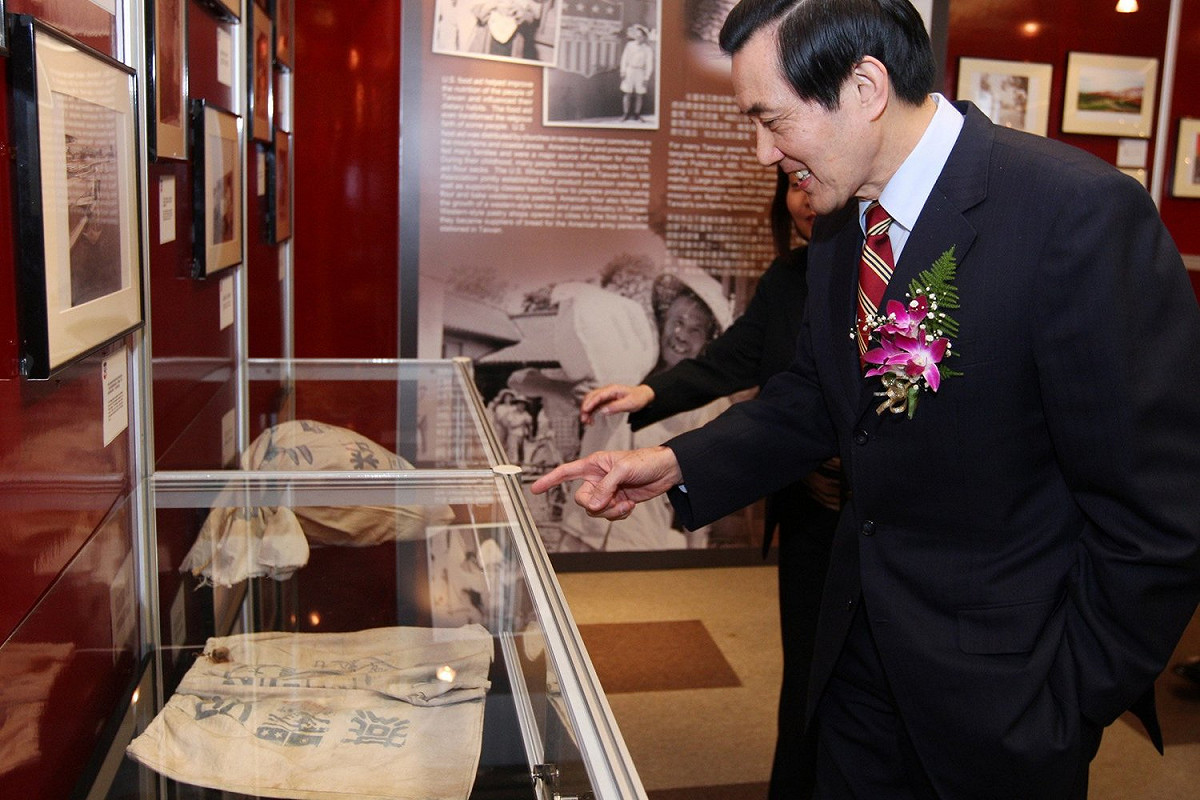 台北市議員羅智強2010年12月在臉書po出時任總統的馬英九，參觀「美國人在臺灣的足跡- 1940～1980年代」特展，而馬英九曾提到接受美援的童年。 圖：翻攝自羅智強臉書