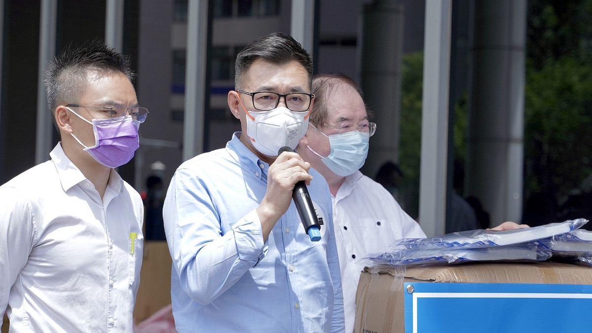 國民黨主席江啟臣（中）今（21）日上午赴輔大醫院致送防疫物資。 圖：國民黨提供（資料照）