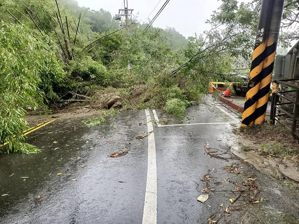 因大雨影響，台南左鎮地區有多處坍方、樹倒、淹水、橋沒等狀況發生。 圖：翻攝我愛左鎮臉書粉專