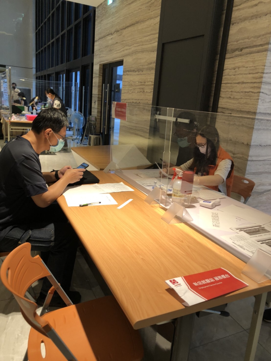 新店就服站今進駐行政園區 ，疫情期間改於一樓設點服務。 圖：新北市勞工局提供
