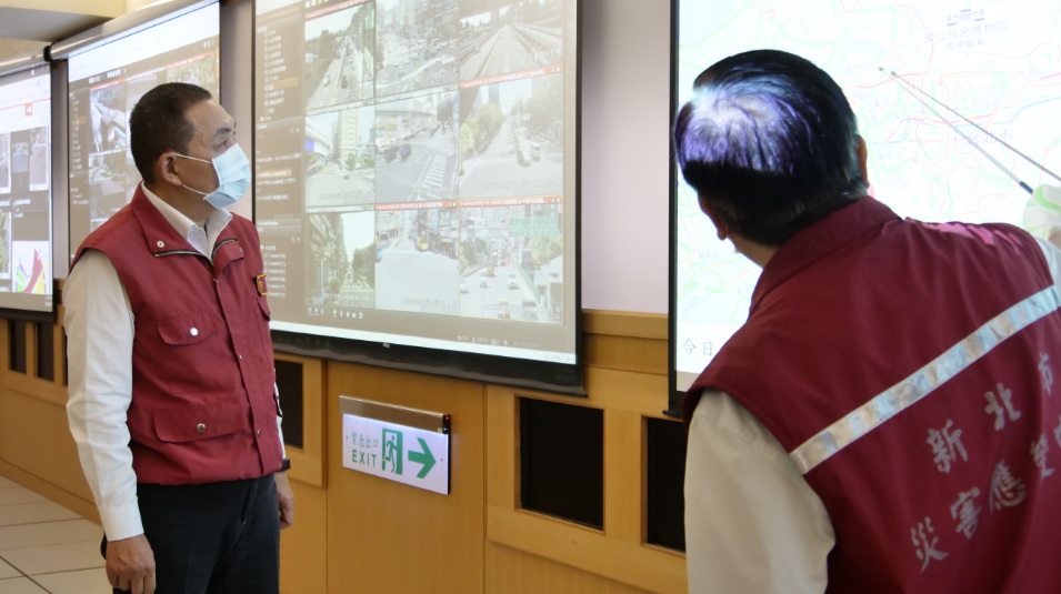 侯友宜今天上午再度視察交控中心。 圖：新北市交通局提供