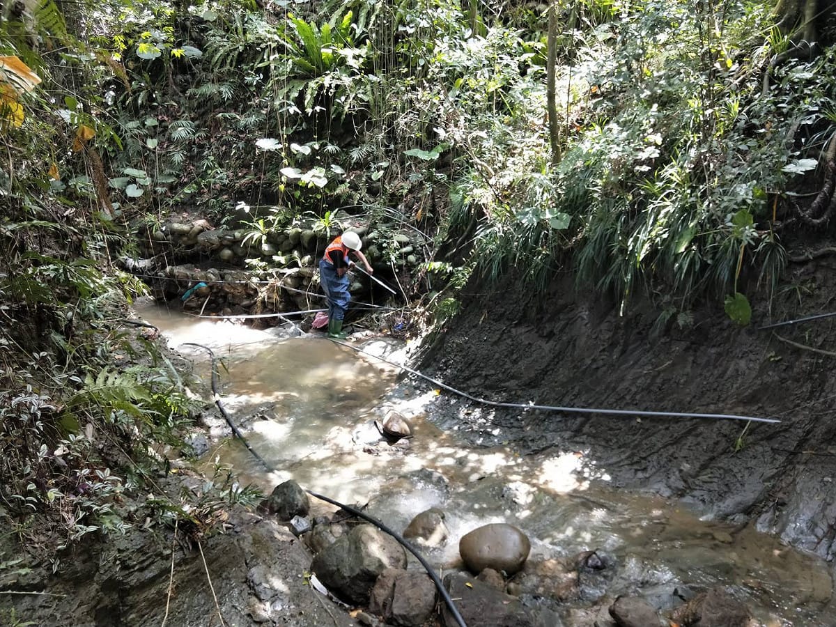 委託民間專業廠商、技師針對河道、水利建造物及跨河橋梁、欄杆等，以徒步方式進行目視檢查 圖：新北市水利局提供