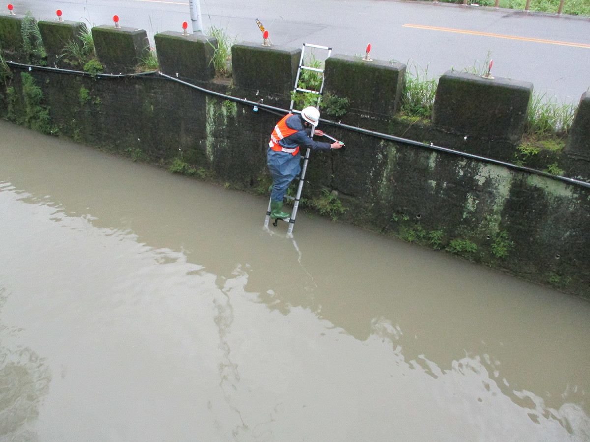 降雨量超過該建造物保護標準之設計暴雨量，或地震達到震度5弱級以上時，將啟動個案不定期檢查工作 圖：新北市水利局提供