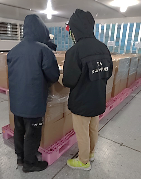 食藥署同步派員赴倉儲現場清點莫德納疫苗數量及外觀檢查。 圖：食藥署／提供