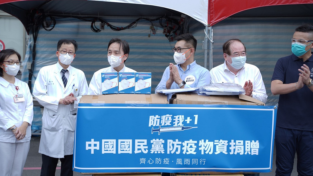 江啟臣致贈防疫物資。 圖:國民黨提供