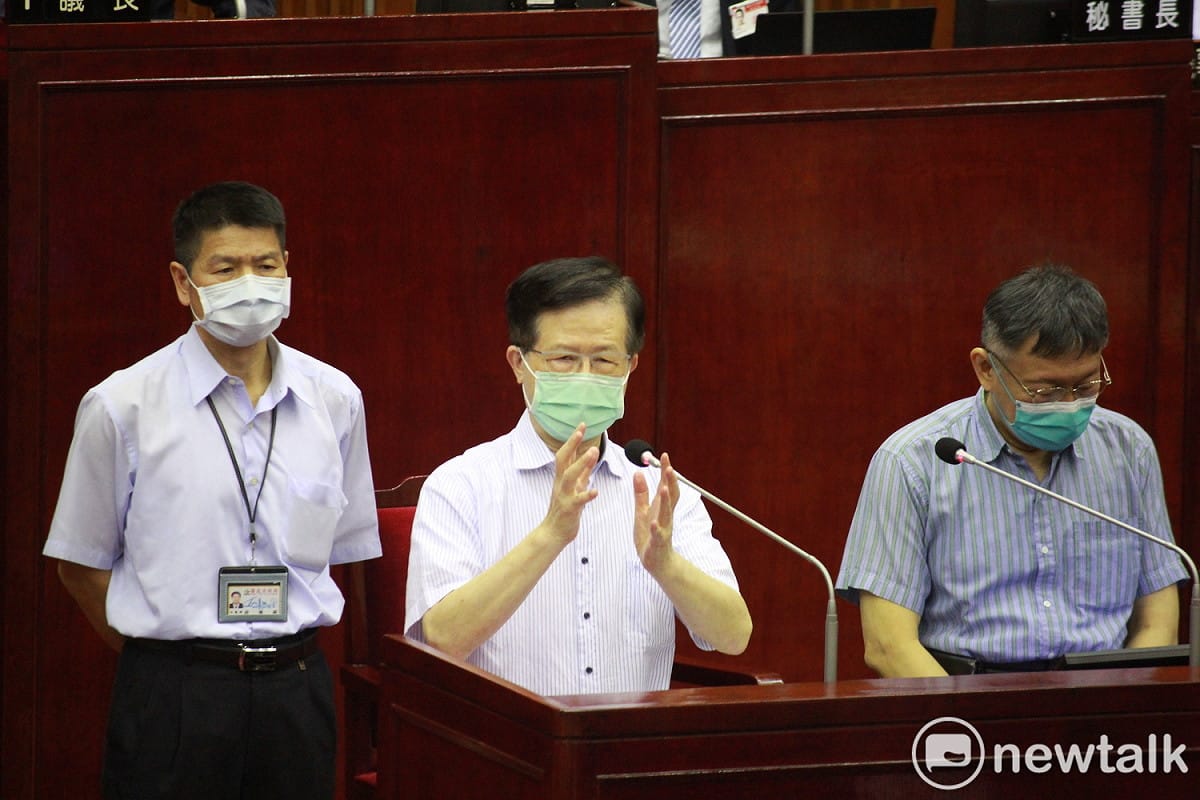 台北市衛生局長黃世傑（中）。 圖：周煊惠 / 攝（資料照）