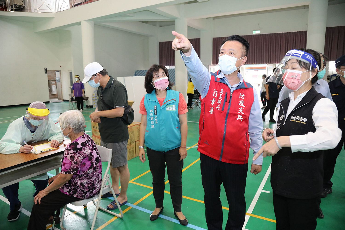 嘉義縣長翁章梁視察中埔國中接種站。 圖：翻攝嘉義縣政府官網