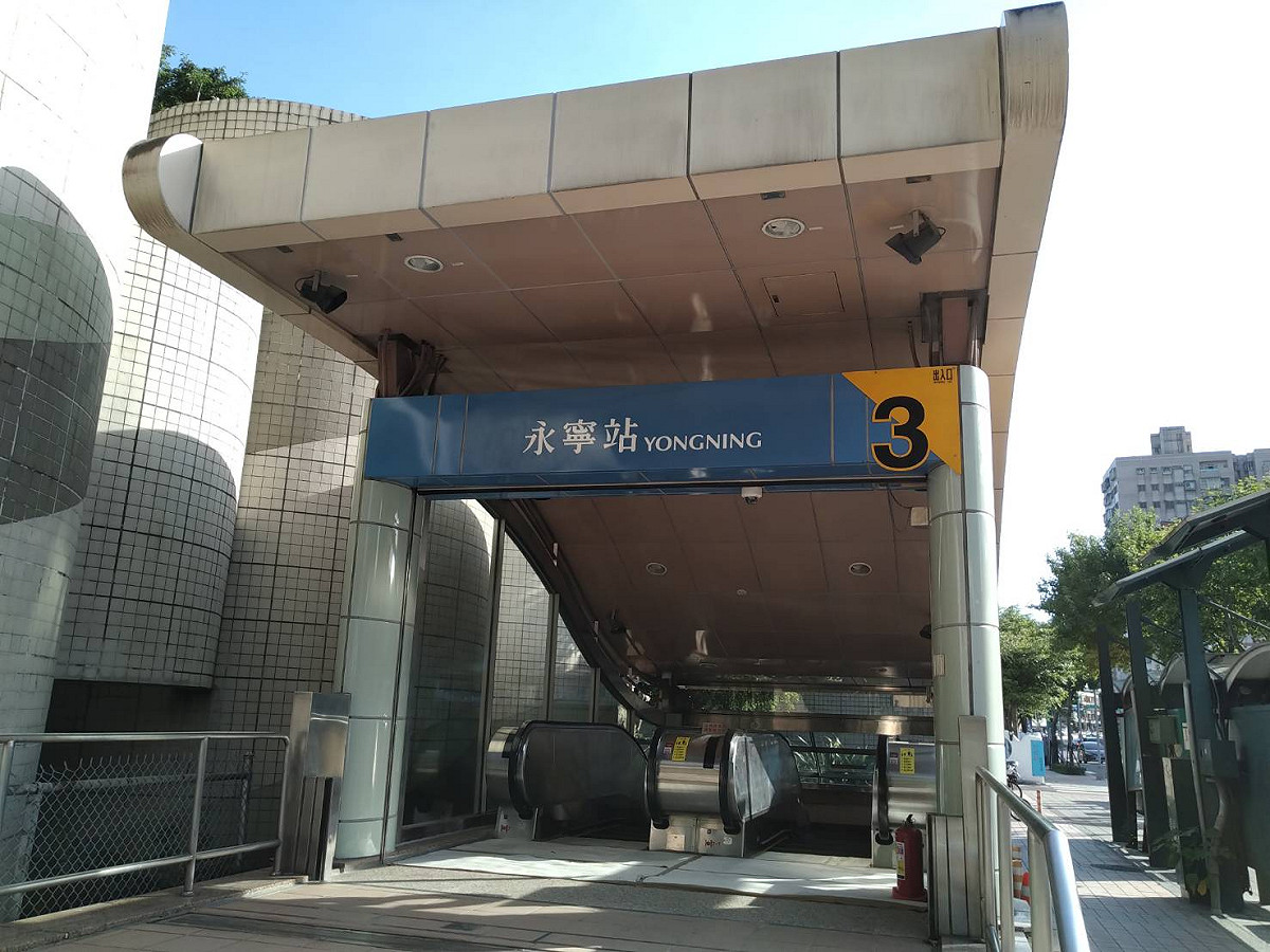 永寧站3號出口電扶梯。 圖：捷運工程局／提供