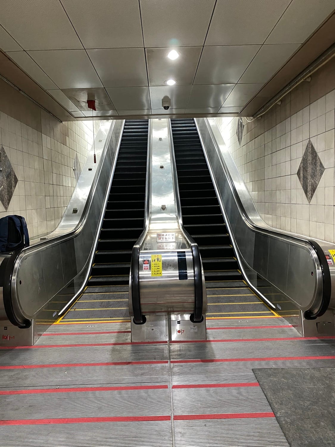 永寧站3號出口已改善為雙向電扶梯。 圖：捷運工程局／提供