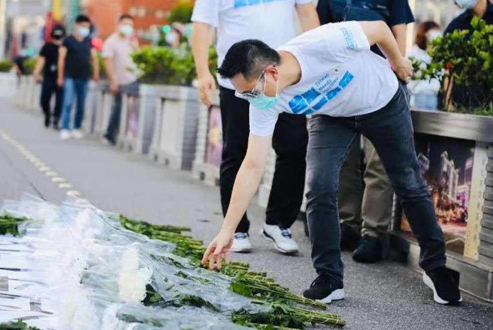 國民黨立委陳以信在總統府前放上白菊花，弔念這波疫情中不幸喪生的亡者。(資料照片) 圖：翻攝自陳以信臉書