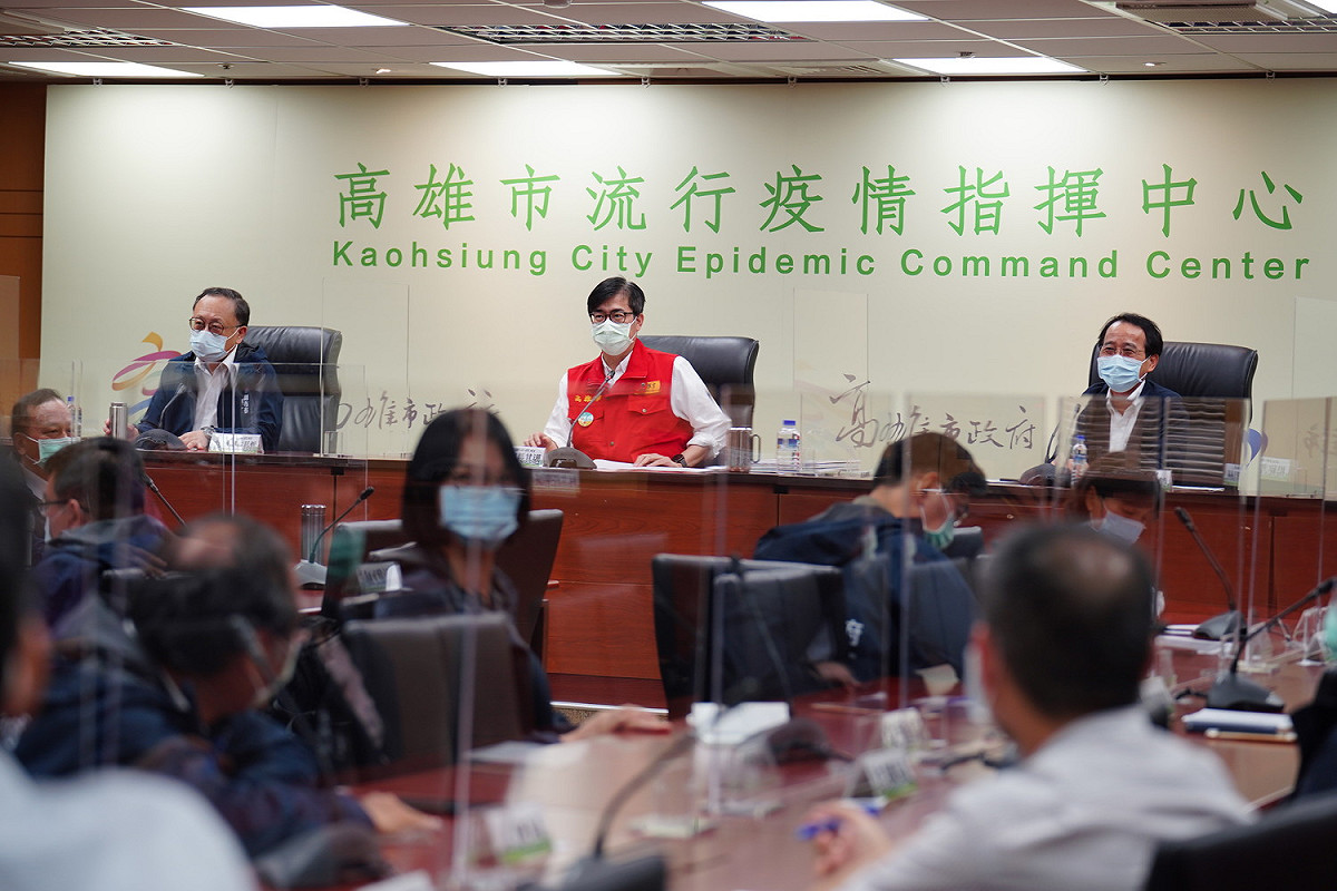 陳其邁(中)主持防疫會議。 圖：高雄市政府/提供