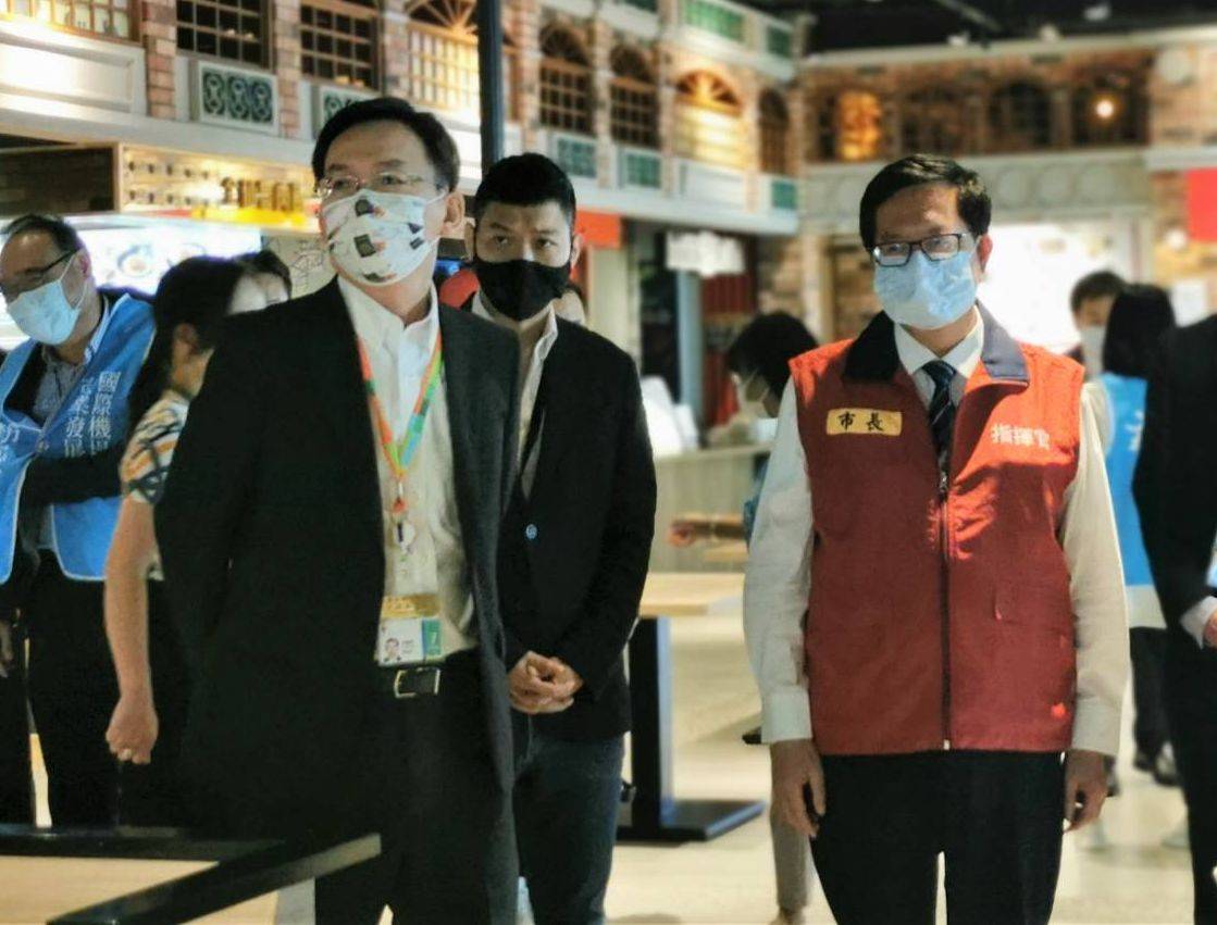 機場公司董事長林國顯與桃園市長鄭文燦視察疫苗施打現場。 圖：桃機／提供