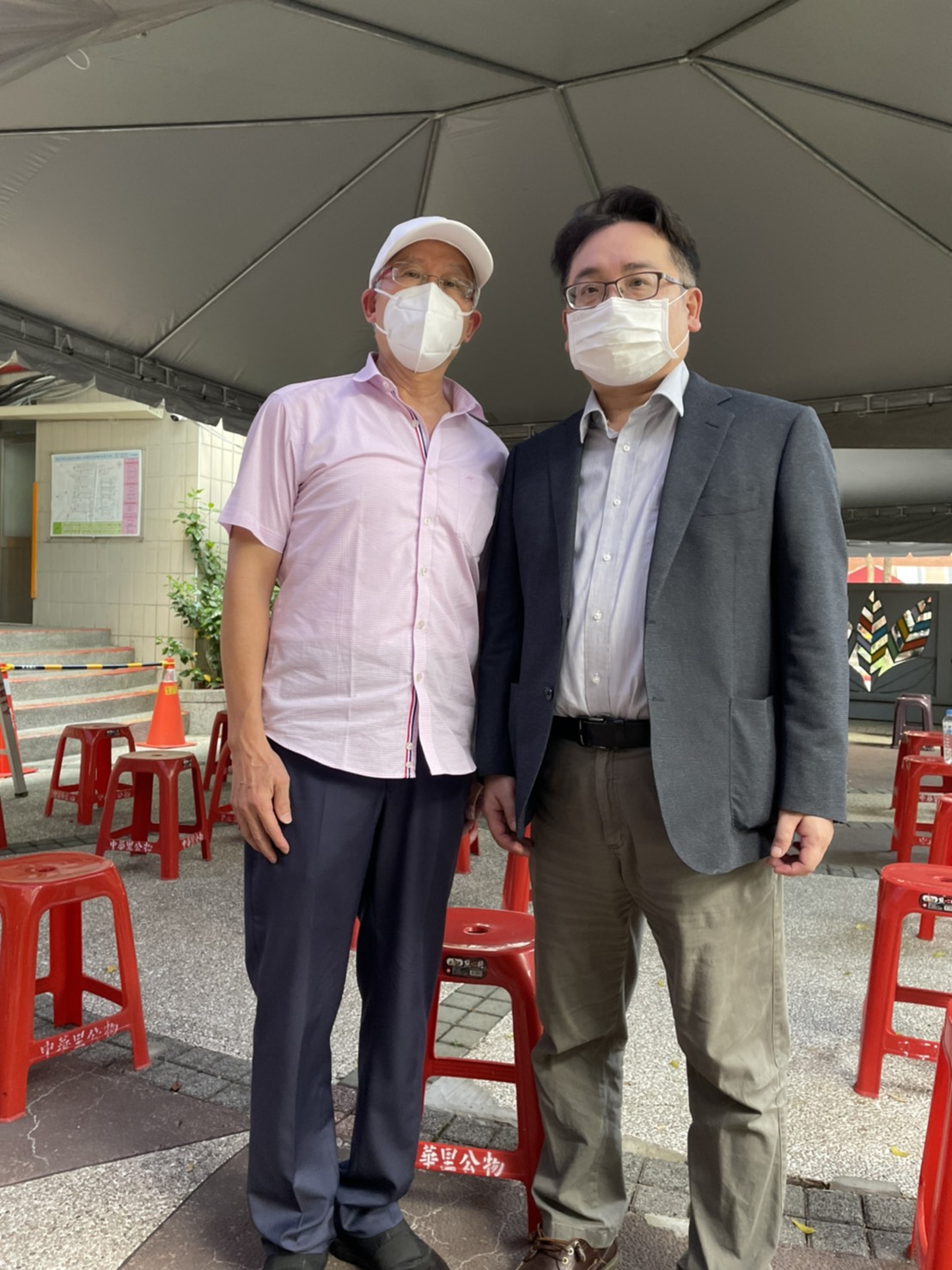 張宇韶（右）實地查訪疫苗施打狀況，與長庚醫院謝院長（左）交換意見。 圖/張宇韶提供