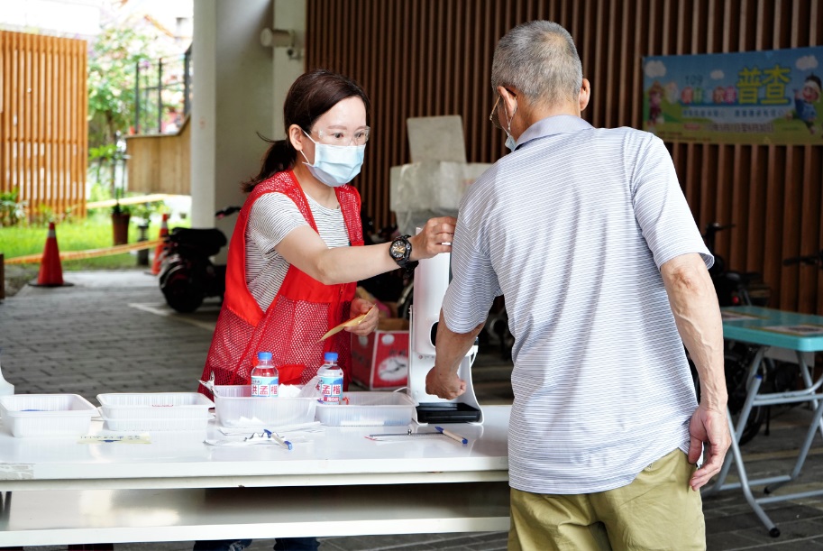 林口市場針對入內民眾進行實聯制及體溫測量 圖：林口區公所提供