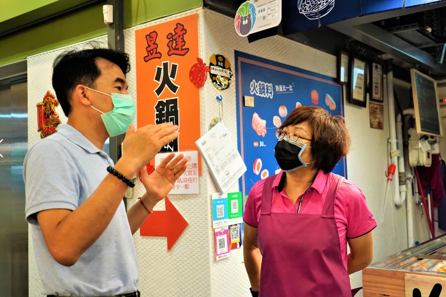 林口區長與市場理事長安排攤商快篩事宜 圖：林口區公所提供
