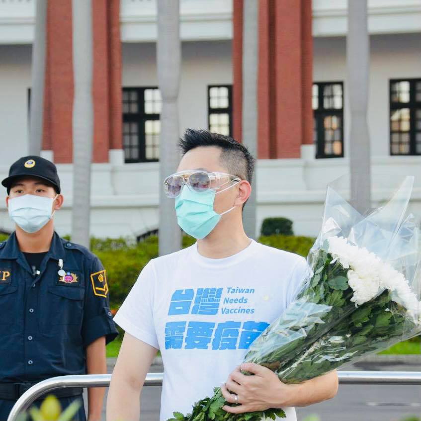 國民黨立委陳以信說打疫苗後死亡人數還比確診死亡多5倍。 圖：翻攝自陳以信臉書
