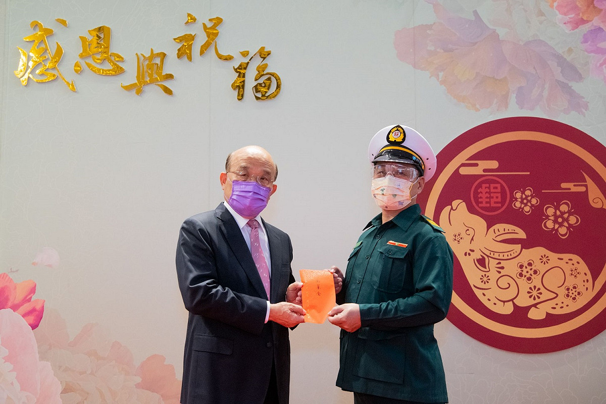 行政院長蘇貞昌今（22）日至中華郵政股份有限公司臺北郵局慰勉第一線同仁，並致贈加菜金。 圖：行政院提供