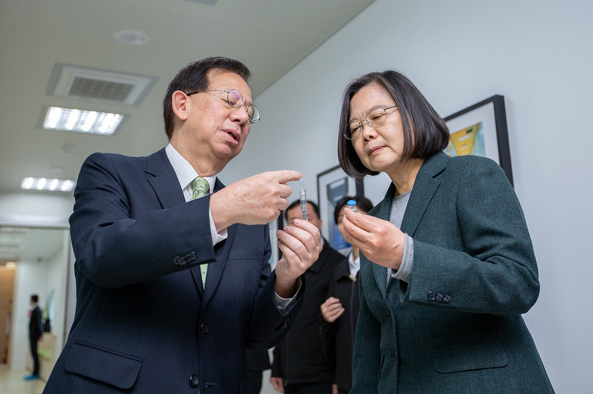 總統蔡英文2020年2月20日視察高端公司，左為高端總經理陳燦堅(資料照片)。 圖：總統府提供(資料照片)