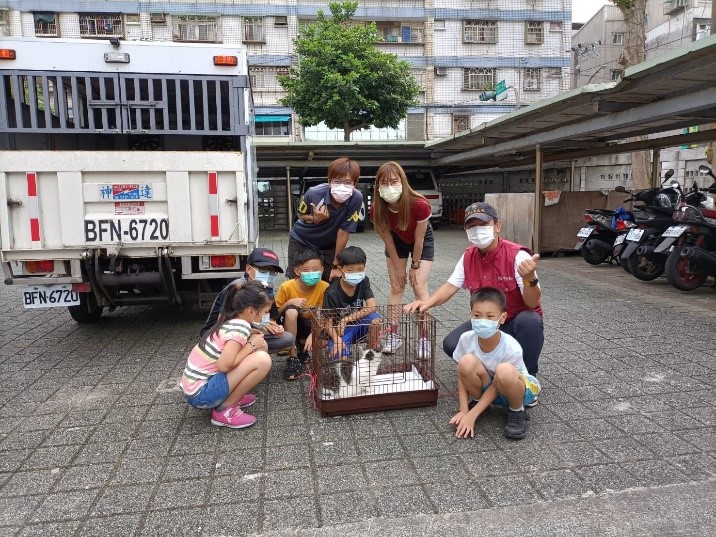 金美國小師生集氣，希望咪咪早日康復。  圖：新北市動保處提供