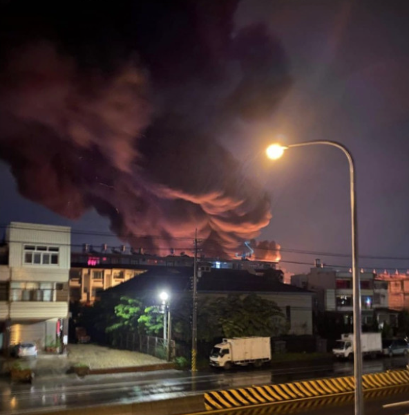 有PTT網友凌晨以「我家附近爆炸了」為題發文並貼出照片。 圖：翻攝PTT