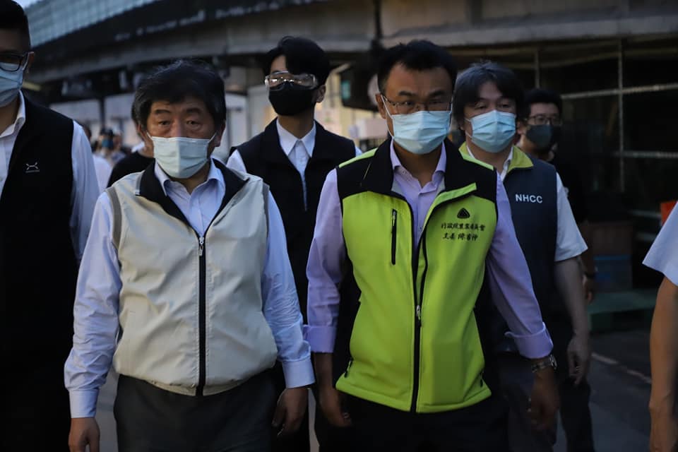 疫情指揮中心指揮官陳時中（左）、農委會主委陳吉仲（中）、醫福會執行長王必勝（右後一）今天凌晨一起視察台北第一、第二、新北三重等果菜批發市場。 圖：翻攝陳吉仲臉書