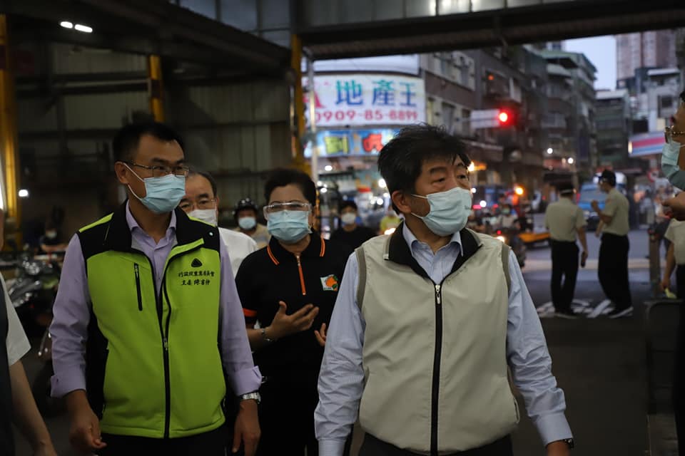 疫情指揮中心指揮官陳時中（右）、農委會主委陳吉仲（左)今天凌晨一起視察台北第一、第二、新北三重等果菜批發市場。 圖：翻攝陳吉仲臉書