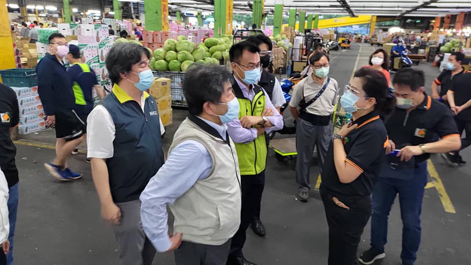疫情指揮中心指揮官陳時中、農委會主委陳吉仲、醫福會執行長王必勝今天凌晨一起視察台北第一、第二、新北三重等果菜批發市場。 圖：翻攝王必勝臉書