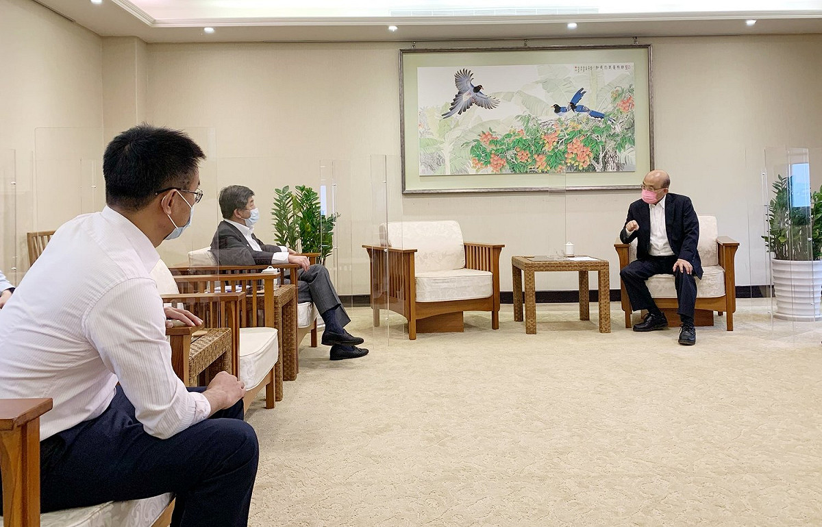 行政院長蘇貞昌強調，防堵疫情擴散是全國民眾的共同課題，中央和地方會全力合作，才能讓民眾早點回歸正常生活。 圖：擷自蘇貞昌臉書粉專